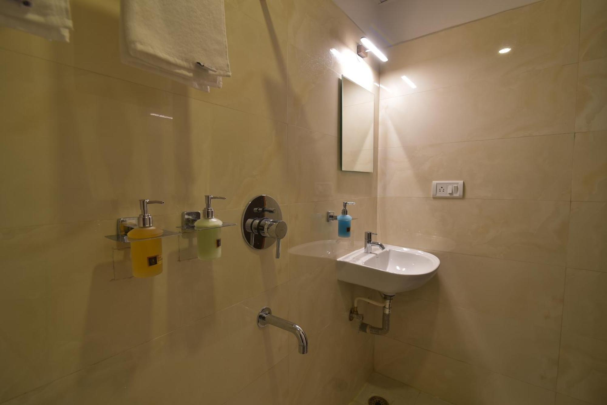 Address 24 Inn Bangalore Luaran gambar